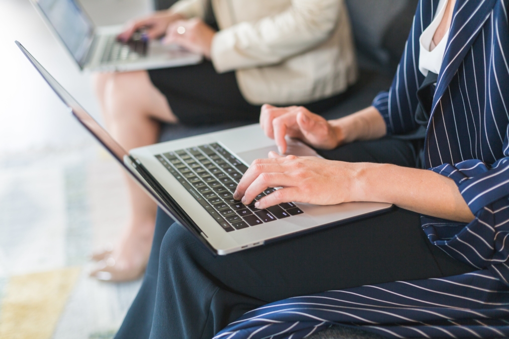 Questionnaire: Projet de recherche « Vous et votre travail » co workers using laptops 4460x4460