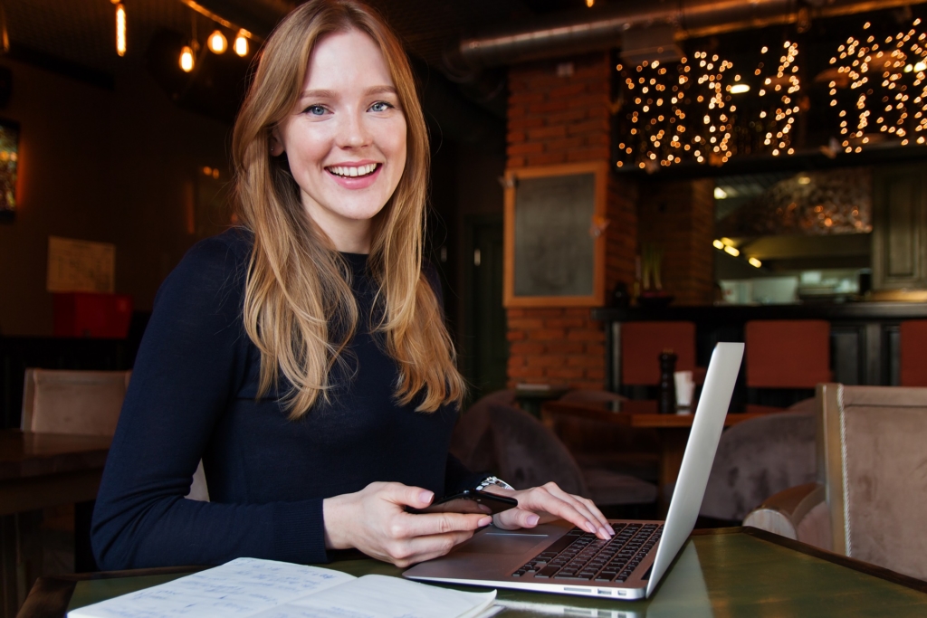 Frustration, doutes, lassitude au travail? Un bilan de compétences aide à y voir plus clair jeune femme et son portable